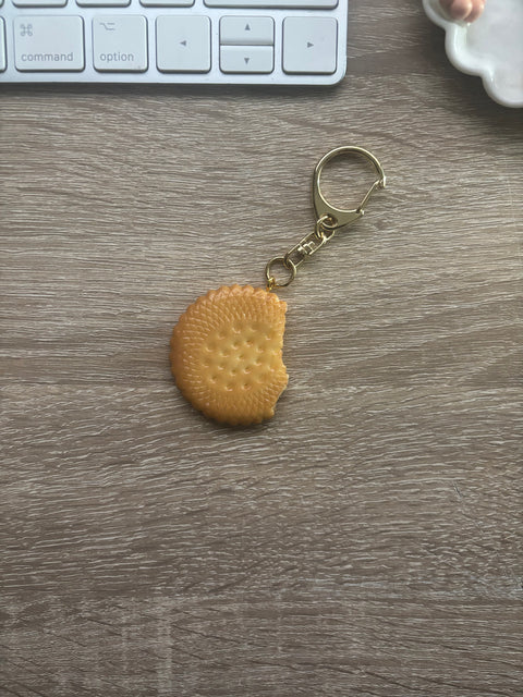 🍪🔑 Biscuit Keychain – Broken
