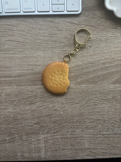 🍪🔑 Biscuit Keychain – Broken