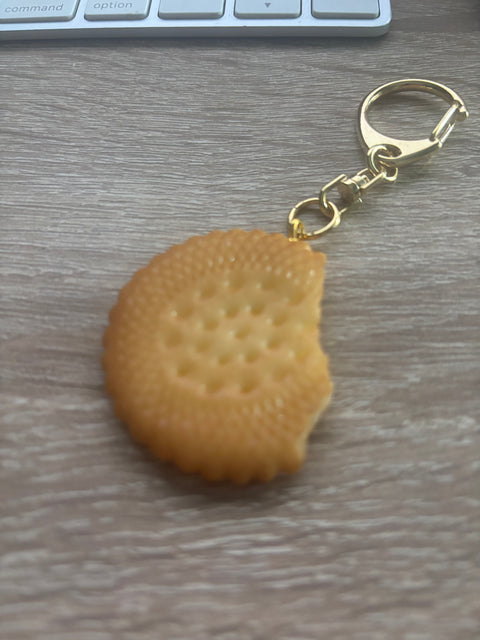🍪🔑 Biscuit Keychain – Broken