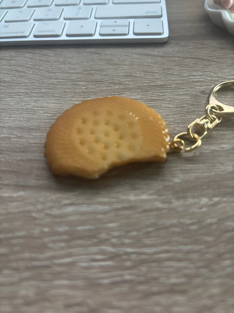 🍪🔑 Biscuit Keychain – Broken