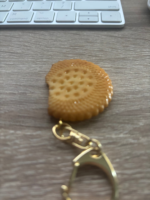 🍪🔑 Biscuit Keychain – Broken