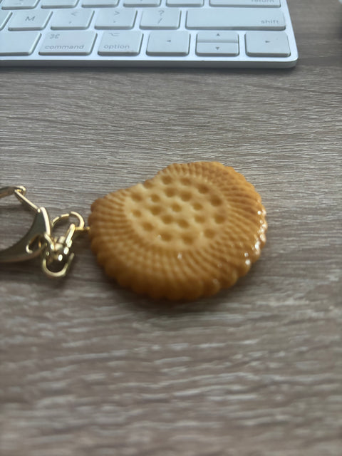 🍪🔑 Biscuit Keychain – Broken