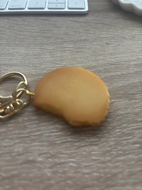 🍪🔑 Biscuit Keychain – Broken